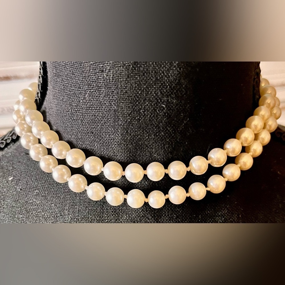 Elegant Cream Faux Pearl Necklace Knotted VTG 1960’s Dainty Demure Formal Classy